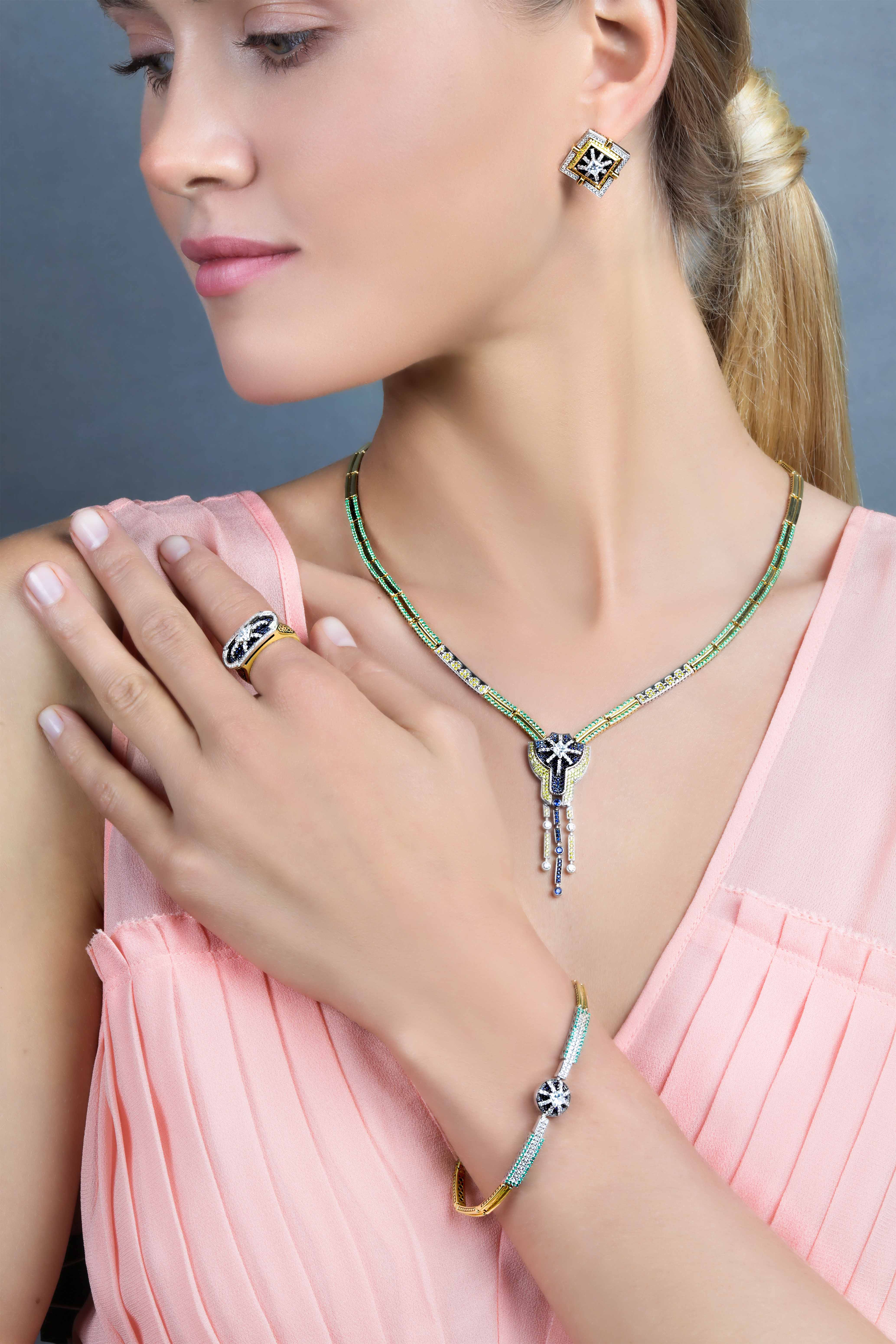 Браслет с бриллиантами, изумрудами и сапфирами, жёлтое и белое золото