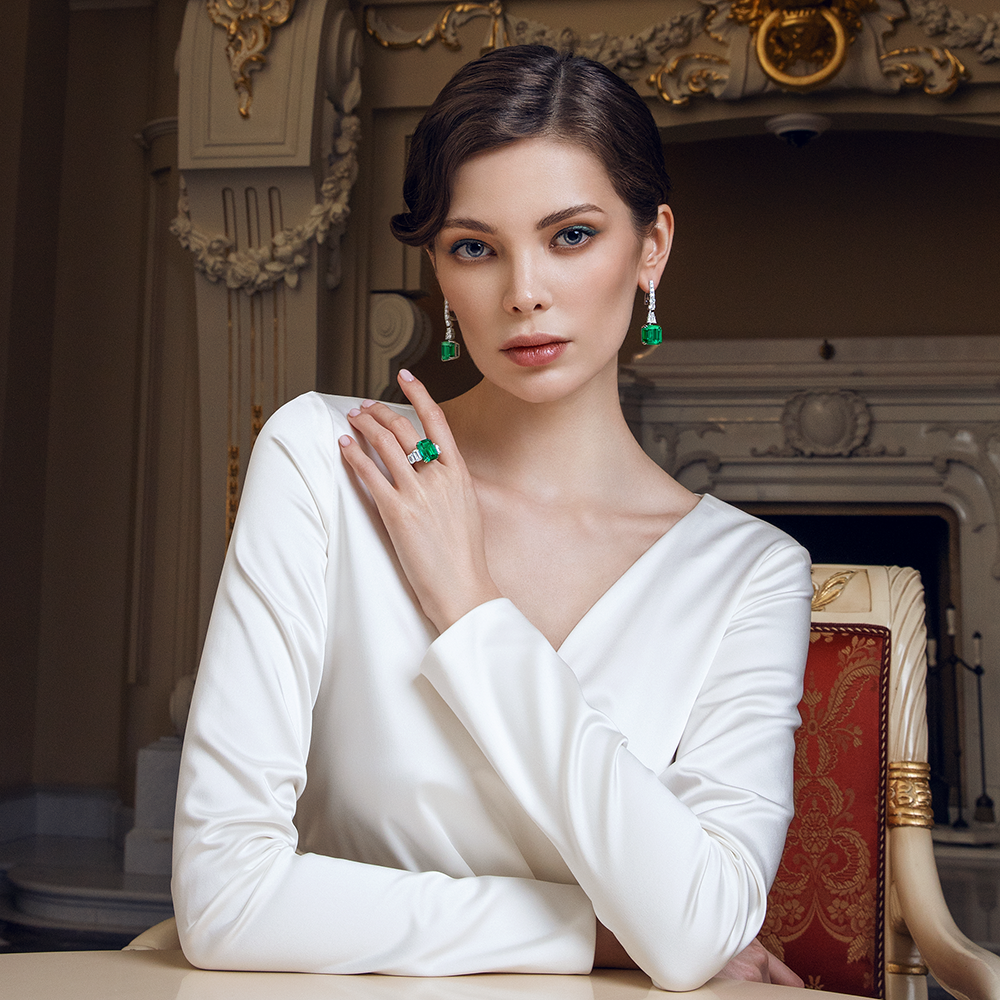 Кольцо с изумрудом и бриллиантами, белое золото