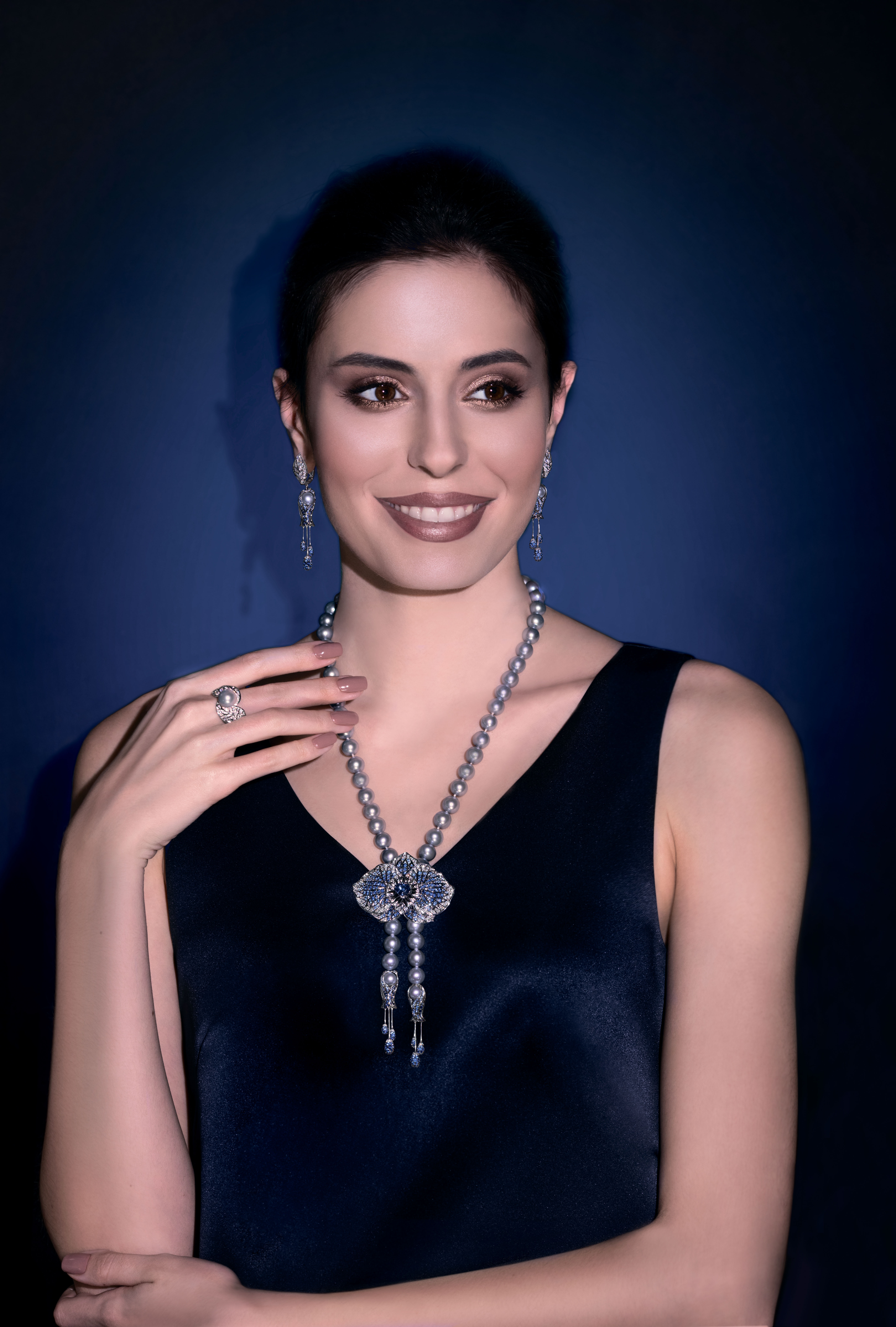 Серьги с жемчугом, бриллиантами и сапфирами, белое золото