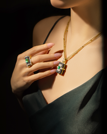 Кольцо с изумрудом и бриллиантами, жёлтое и белое золото, эбеновое дерево 4