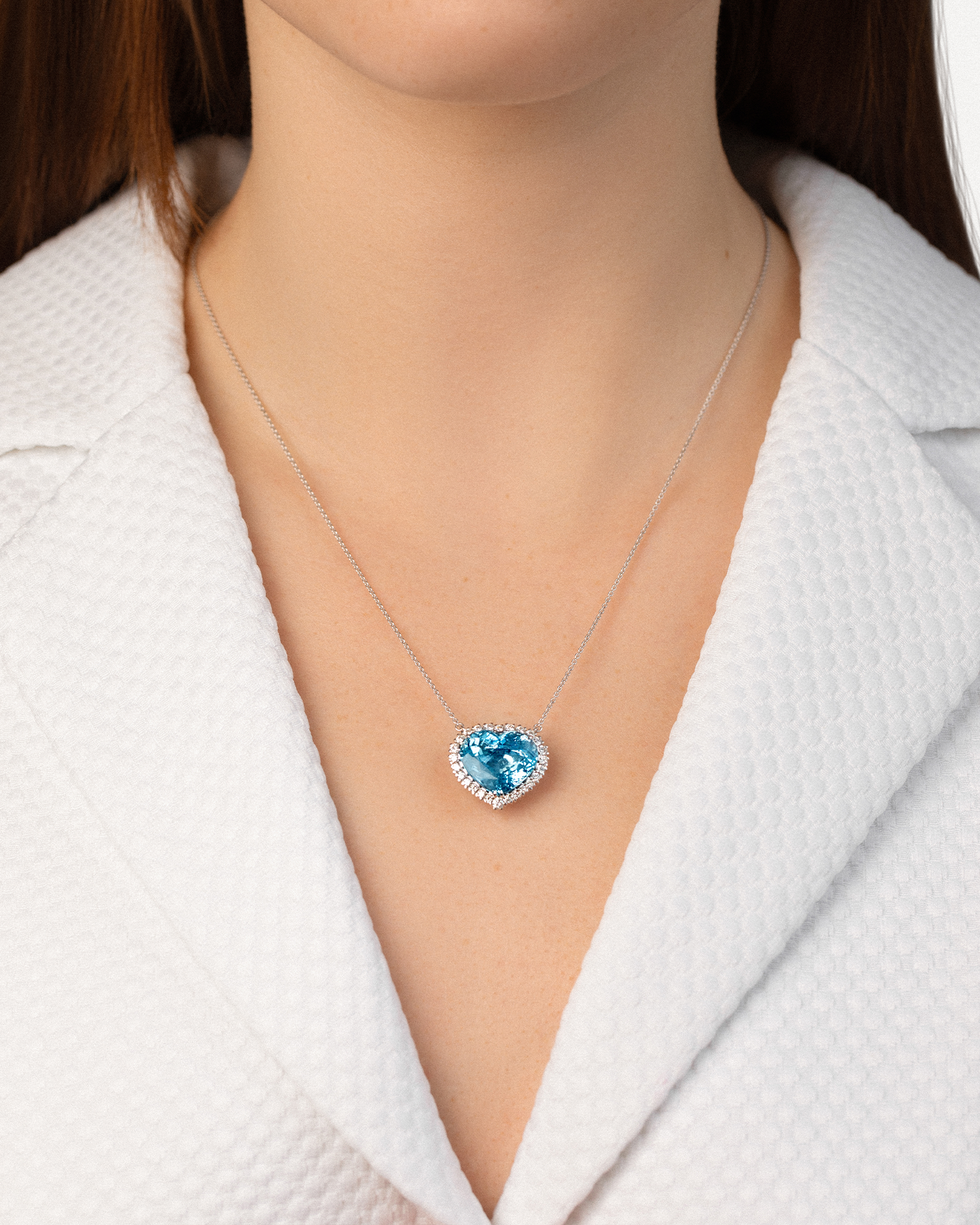 Колье с аквамарином и бриллиантами, белое золото