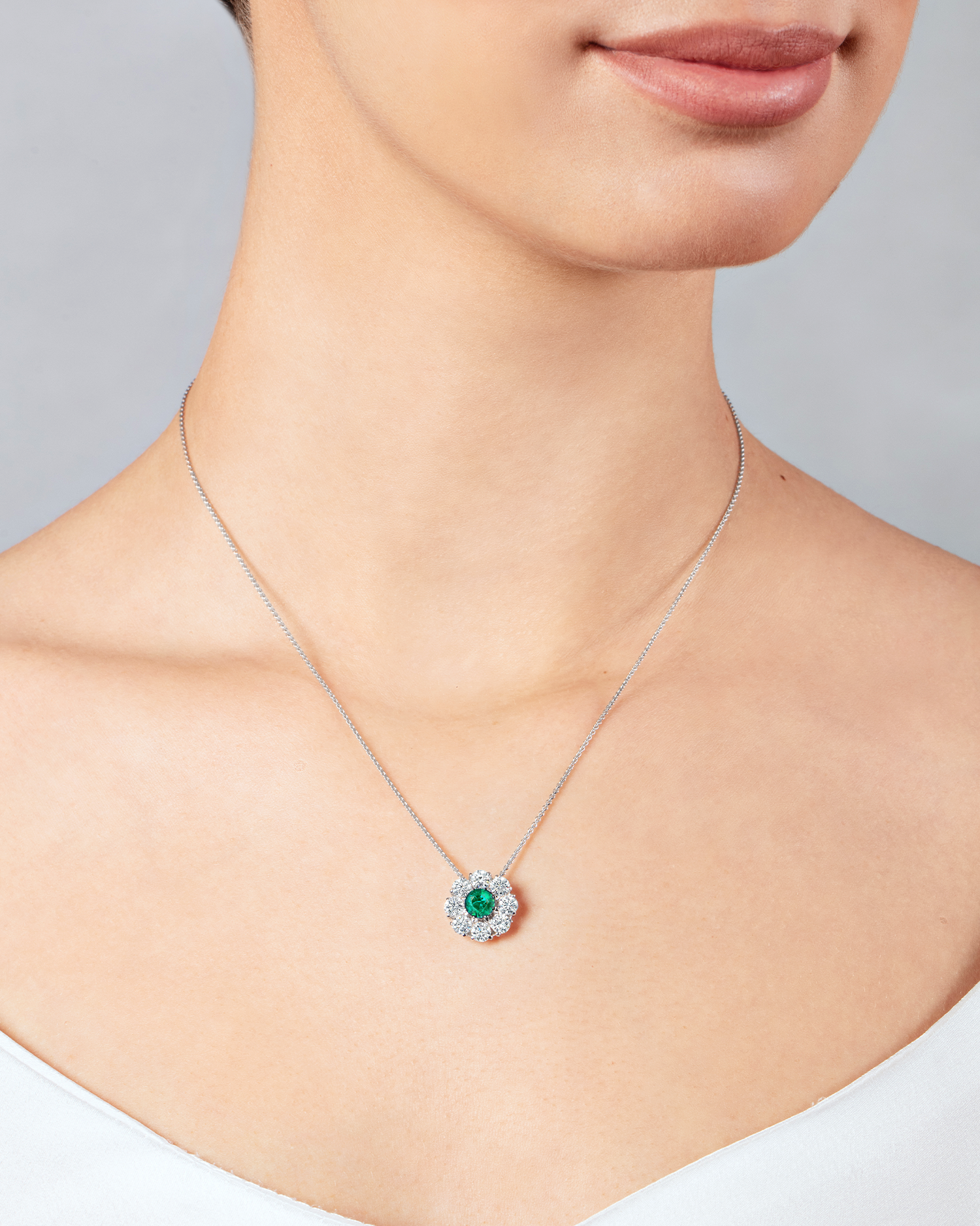 Колье с изумрудом и бриллиантами, белое золото