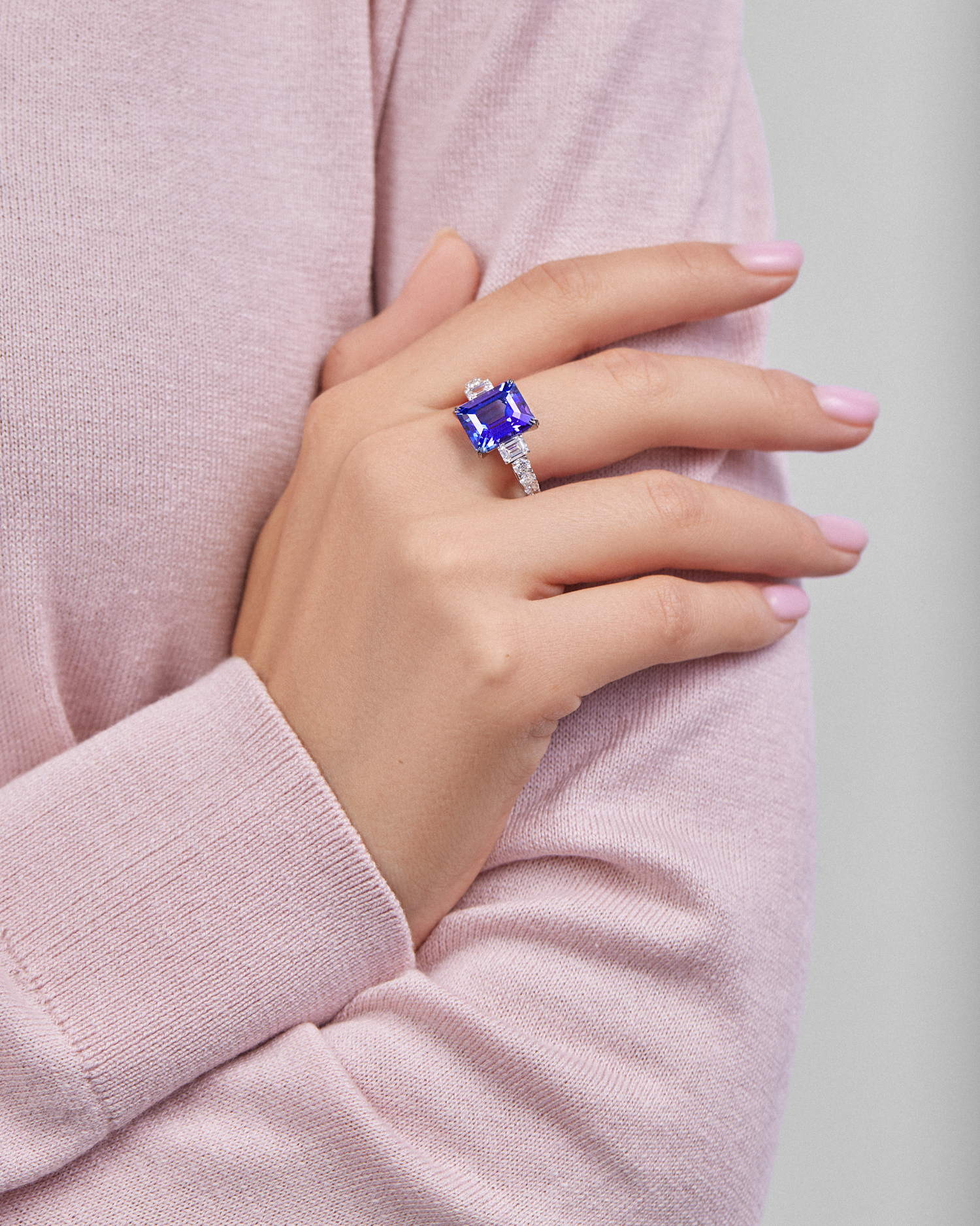 Кольцо с танзанитом и бриллиантами, белое золото