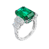 Кольцо с изумрудом и бриллиантами, белое золото