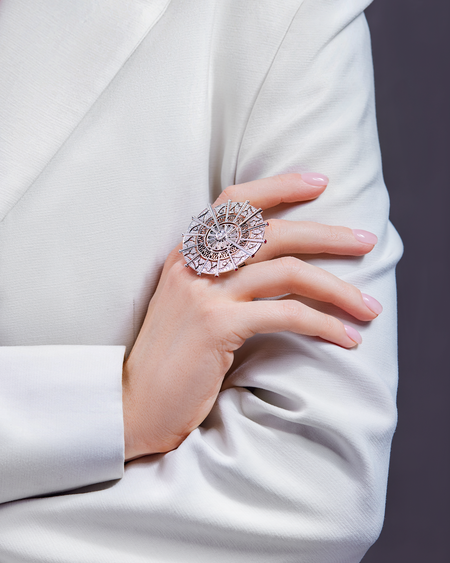 Кольцо с бриллиантами и рубинами, белое золото