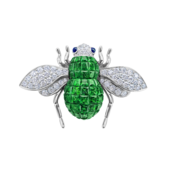 Брошь с тсаворитами, сапфирами и бриллиантами, белое золото