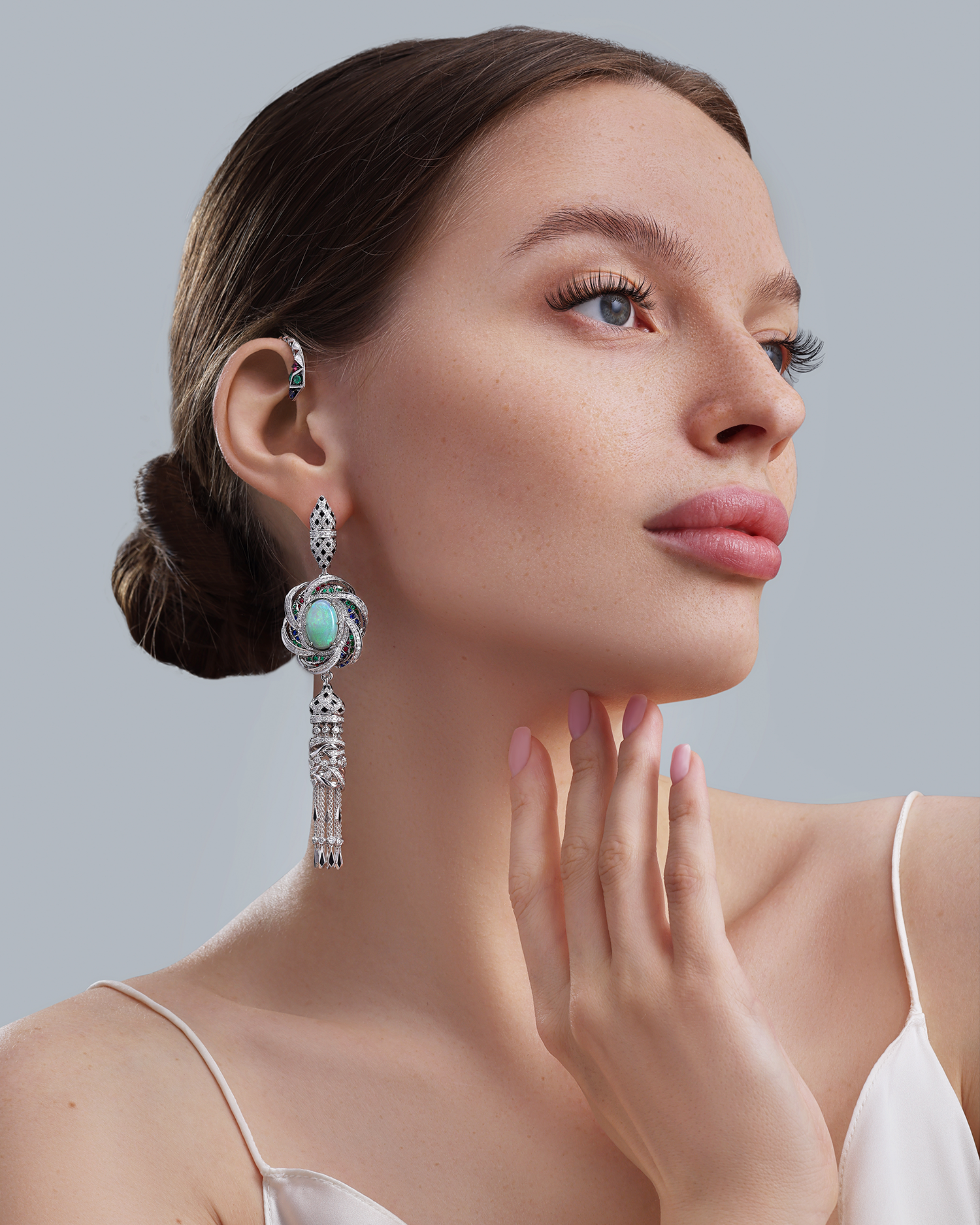 Серьги с опалами, изумрудами, рубинами, сапфирами и бриллиантами, белое золото