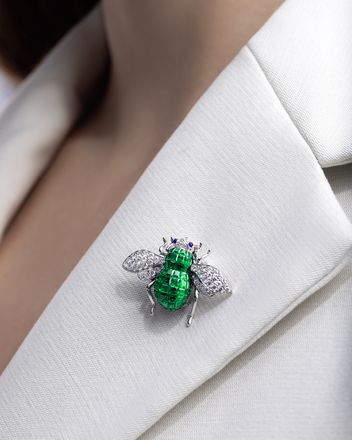 Брошь с тсаворитами, сапфирами и бриллиантами, белое золото 3