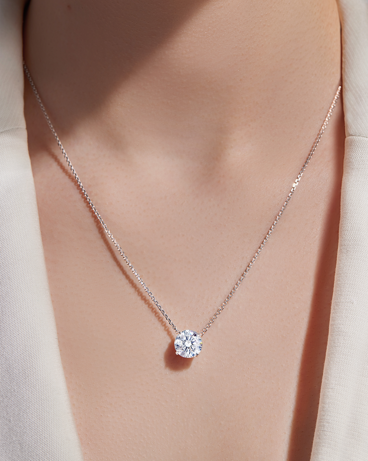 Колье с бриллиантом, белое золото