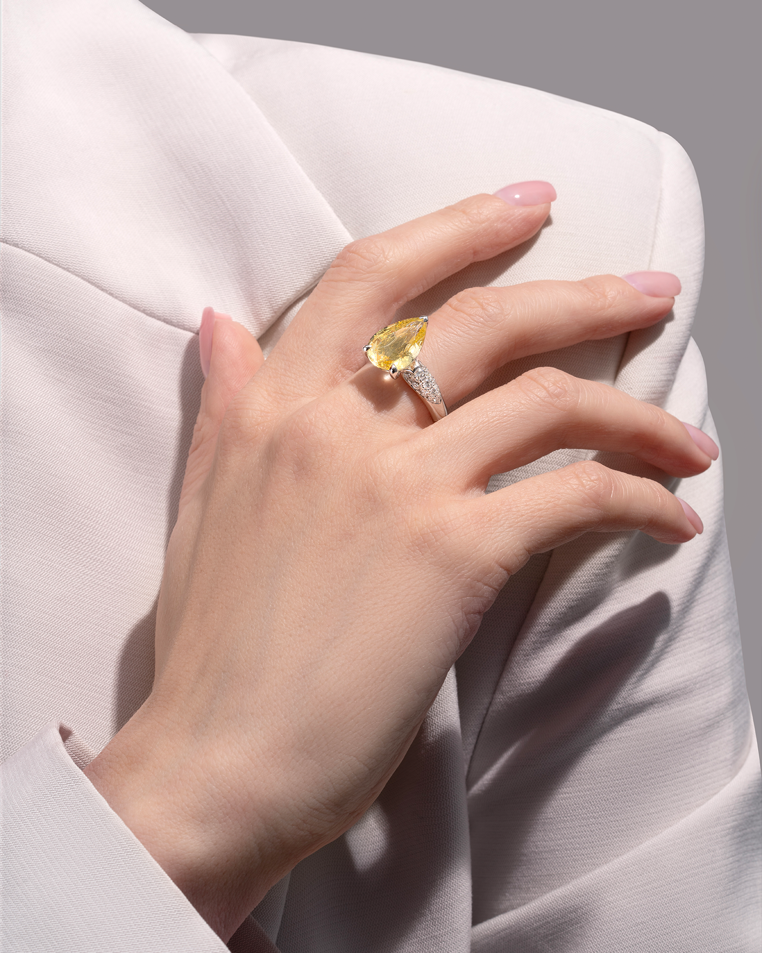 Кольцо с желтым сапфиром и бриллиантами, белое золото