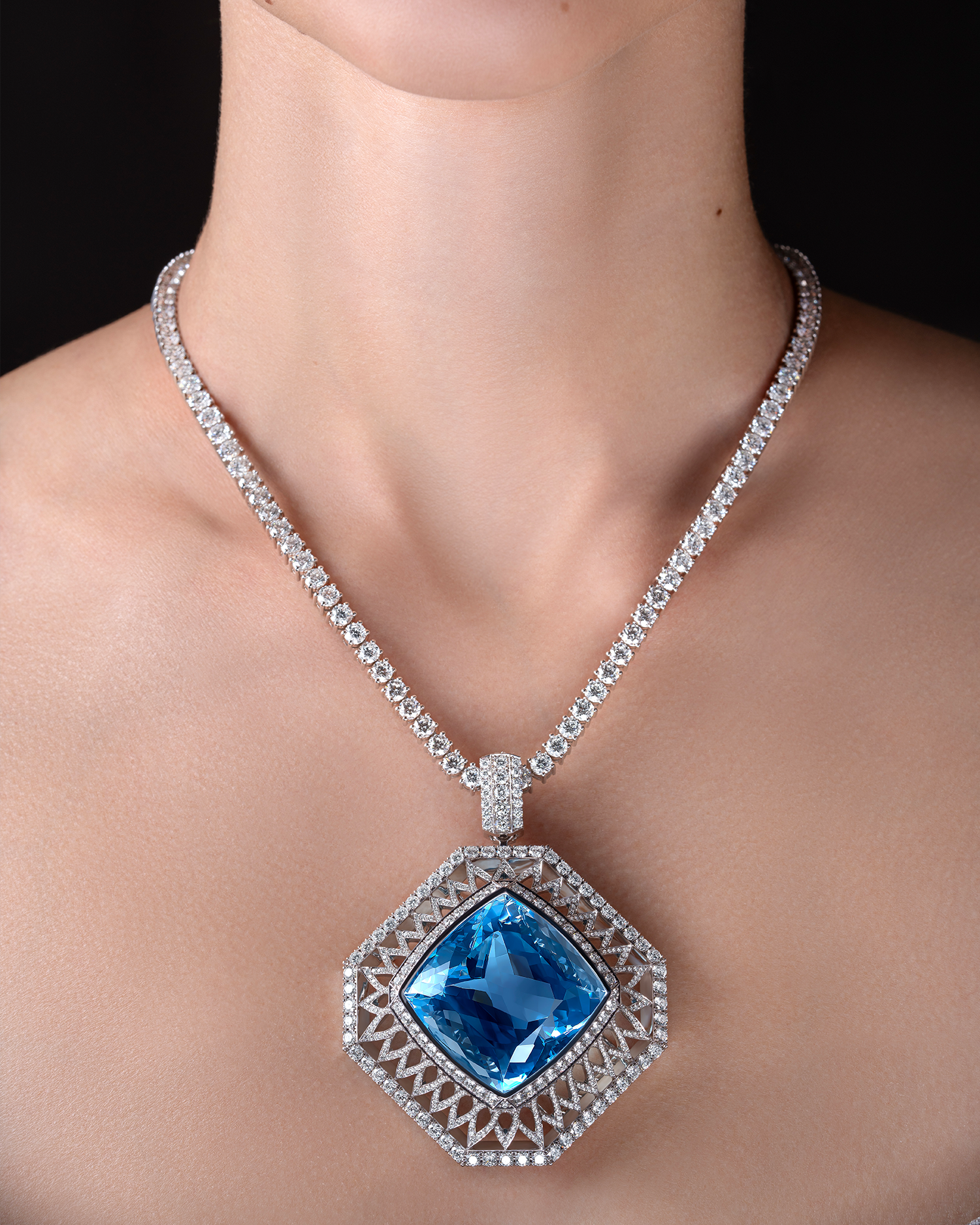 Брошь с аквамарином и бриллиантами, белое золото