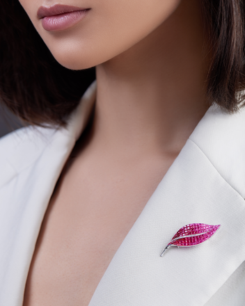 Брошь с рубинами и бриллиантами, белое золото 2