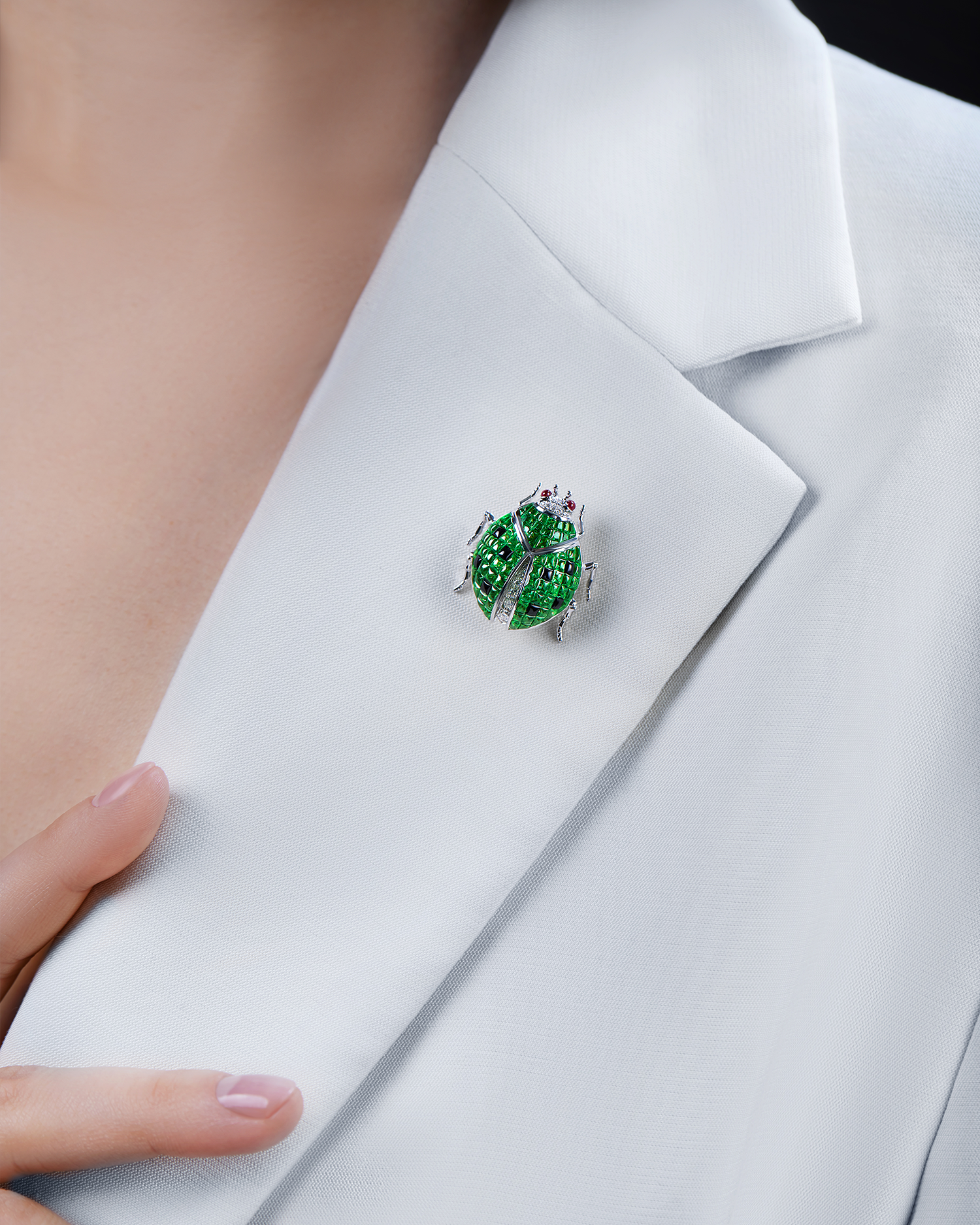 Брошь с тсаворитами, рубинами, сапфирами и бриллиантами, белое золото