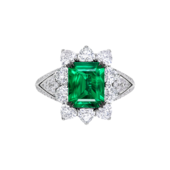 Кольцо с изумрудами и бриллиантами, белое золото
