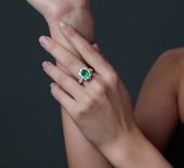 Кольцо с изумрудом и бриллиантами, белое золото