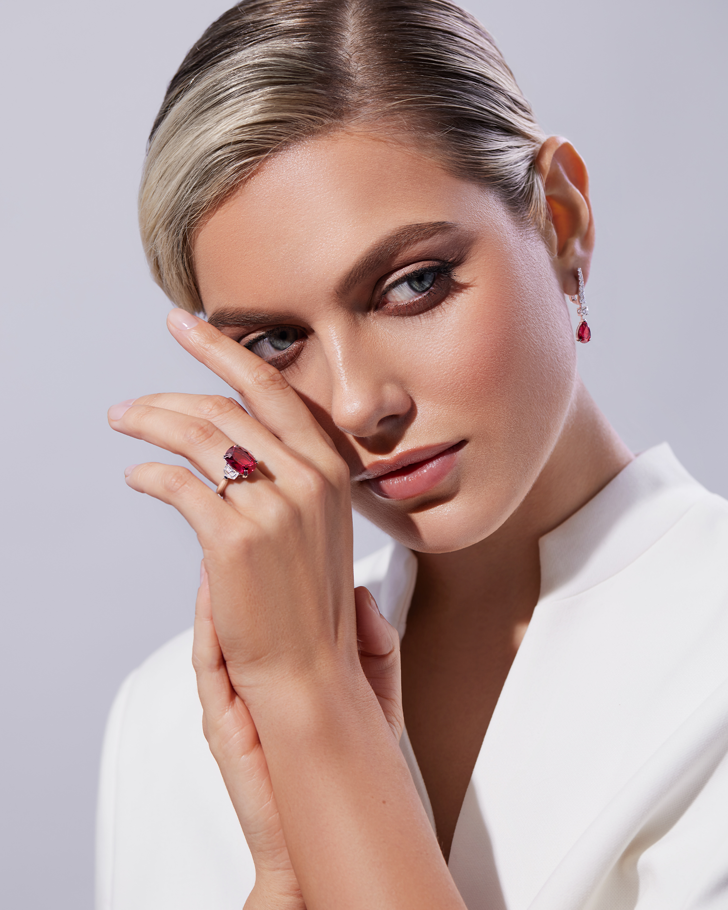 Серьги с рубинами и бриллиантами, белое золото