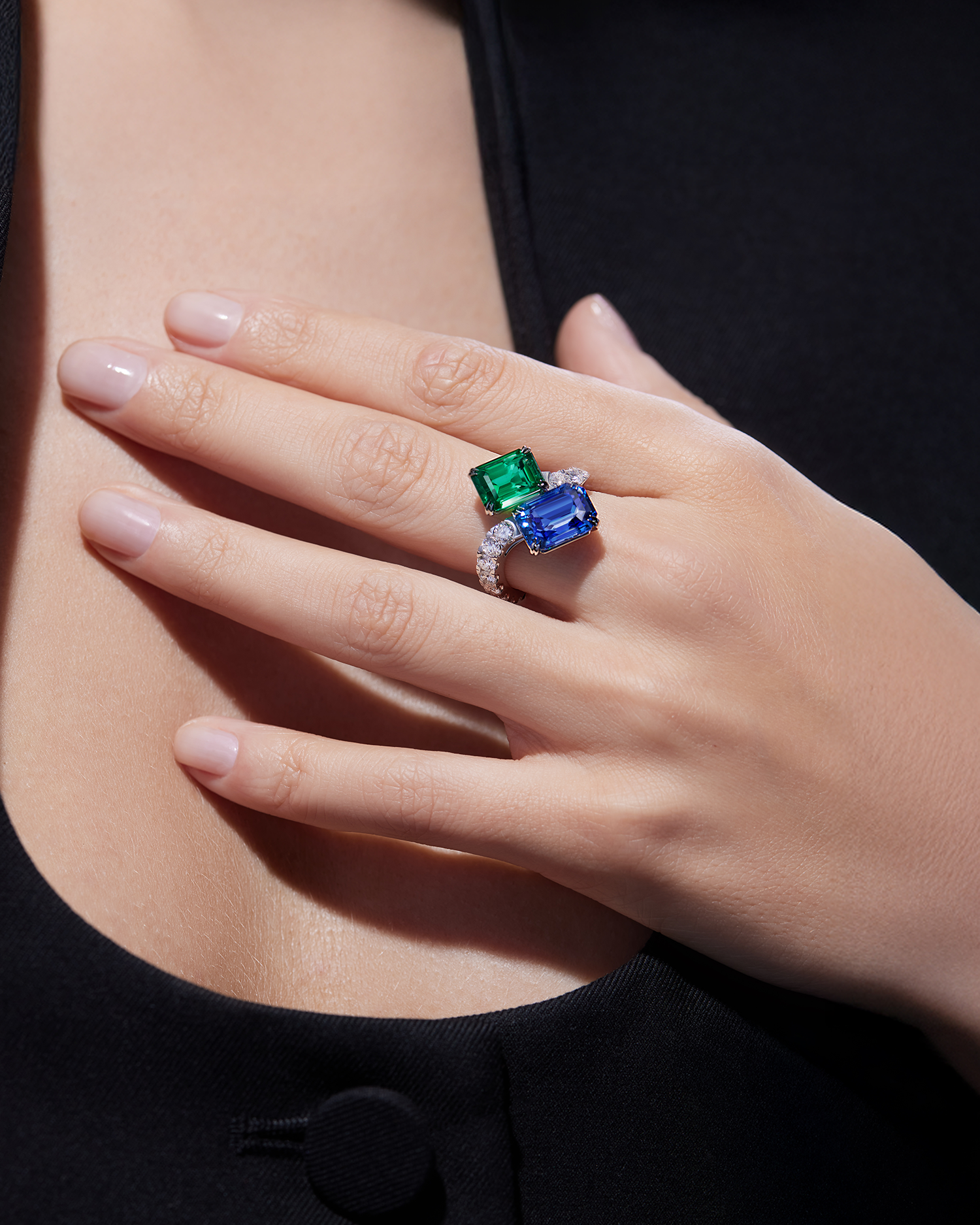 Кольцо с сапфиром, изумрудом и бриллиантами, белое золото